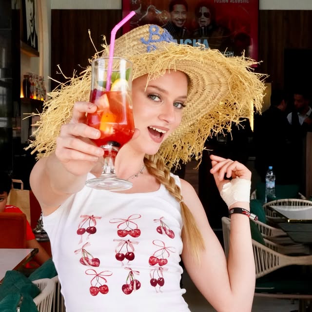 Cocktail fraise sous le chapeau de paille